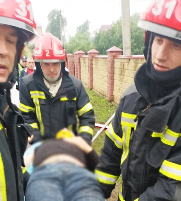 Біля Львова BMW влетіло в бетонну огорожу: водія з авто деблокували рятувальники