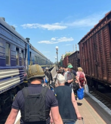 Росіяни вдарили з артилерії по Херсону під час евакуації цивільних