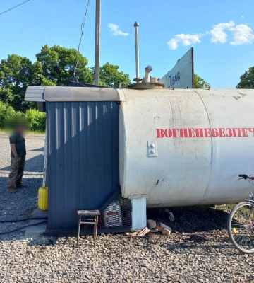 На Дубенщині поліцейський викрив нелегальну АЗС