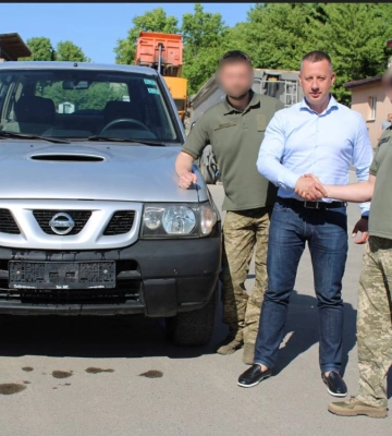 Віктор Шакирзян передав черговий автомобіль на передову