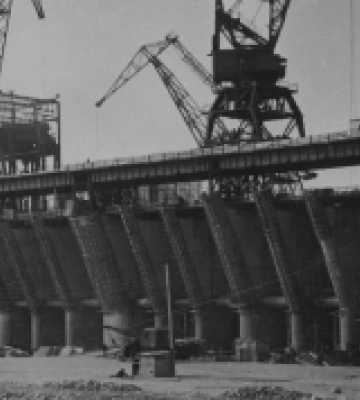 Будівництво Каховської ГЕС на вкрадених картинах херсонських художників. ФОТО