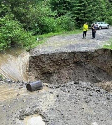 В Івано-Франківській області негода розмила дороги в кількох районах