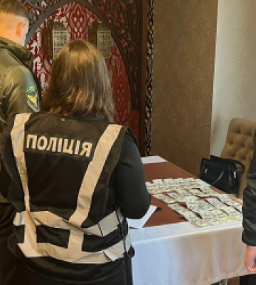 Мешканець Львівщини пропонував хабаря прикордонниці, щоб вивезти за кордон «ухилянтів»