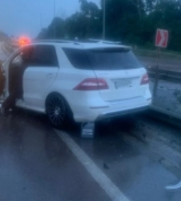Біля Гощі водій влетів у відбійник. ФОТО