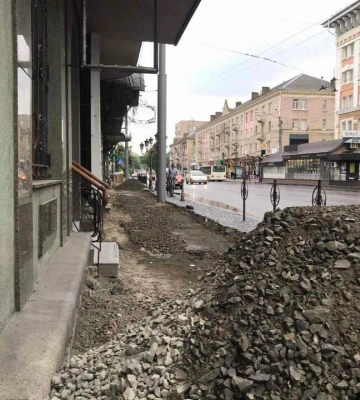 Рівняни обурені зруйнованою бруківкою на Театральній площі