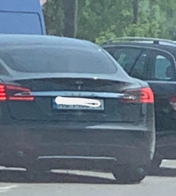 Працівниця луцького університету на Mercedes в’їхала у Tesla: як її покарали