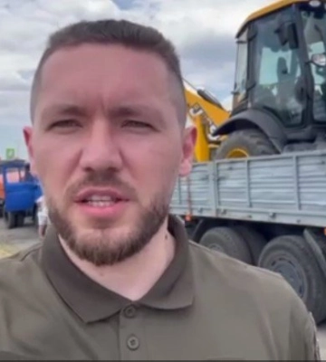 Полтавщина передала спецтехніку Херсонщині для ліквідації наслідків підриву окупантами Каховської ГЕС