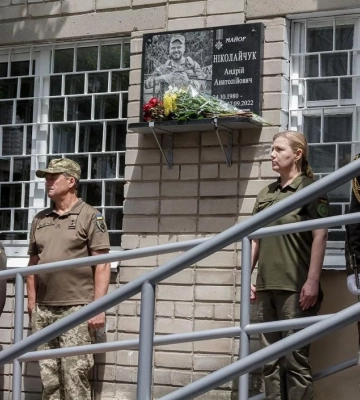 У Дніпрі відкрили меморіальну дошку загиблому воїну 93-ї бригади Андрію Ніколайчуку