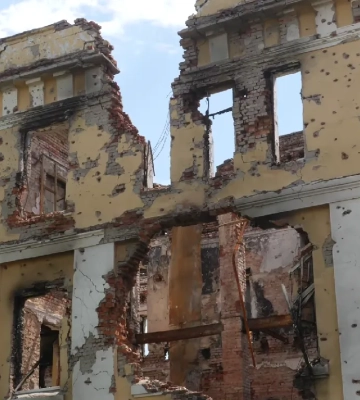 У Харківській області випускники станцювали вальс біля руїн палацу культури