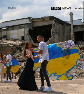 Випускні в Дергачах: атестати в бомбосховищі, вальс – біля руїн (фото, відео)