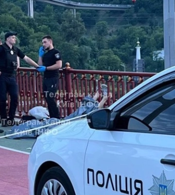В Киеве на пешеходном мосту нашли мертвого мужчину