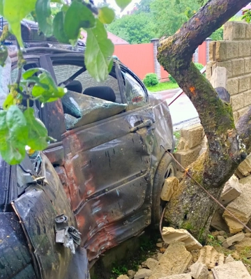 Під Львовом 28-річний водій протаранив бетонну огорожу (ФОТО)
