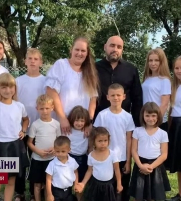 Родина з Волині виховує вже 18 дітей, які “народжені серцем”, але шукає на усиновлення ще двох малюків