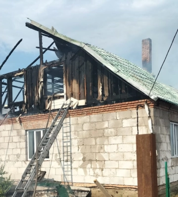 У селян на Рівненщині повністю згорів дах будинку