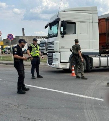 На Одещині під колесами вантажівки загинув пішохід, - ФОТО