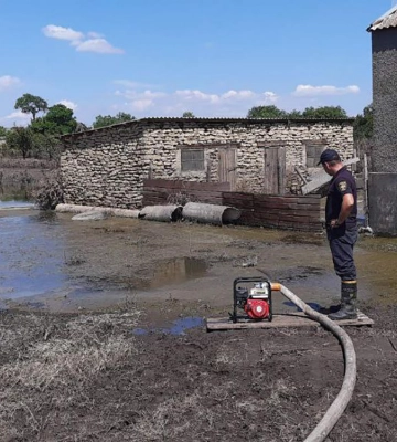 Рятувальники продовжують ліквідовувати наслідки підтоплення у Миколаївській області