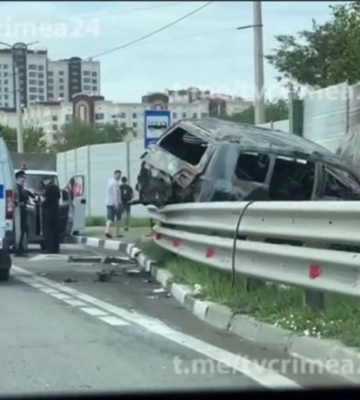 В Симферополе взорвался автомобиль с &quot;помощником вице-премьера&quot; Запорожской области