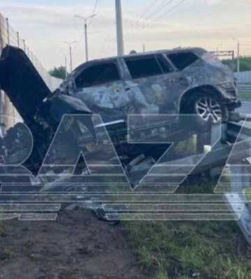 У Криму вибухнуло авто на Євпаторійському шосе: відкинуло так, що пробило бетонний паркан