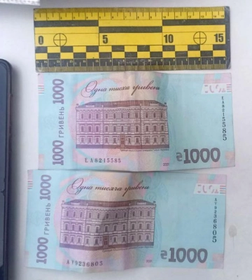 Не хотів показувати вміст сумки: у Рівненському районі поліцейські задокументували надання неправомірної вигоди клеванчанином