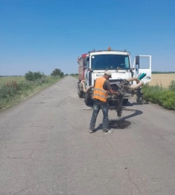 На місцевих дорогах Миколаївської області виконуються аварійні ремонтні роботи