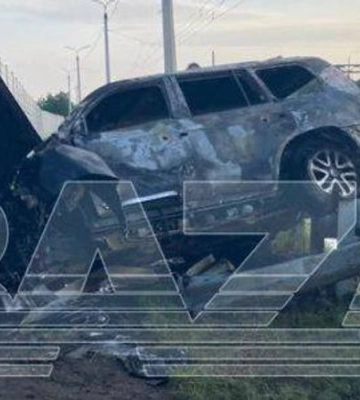У Криму вибухнуло авто на Євпаторійському шосе: відкинуло так, що пробило бетонний паркан