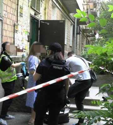 У столиці на сходовому майданчику виявили тіла двох неповнолітніх дівчат