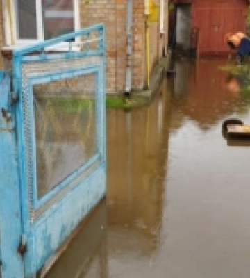 У Рожищі через дощі вода затопила двори