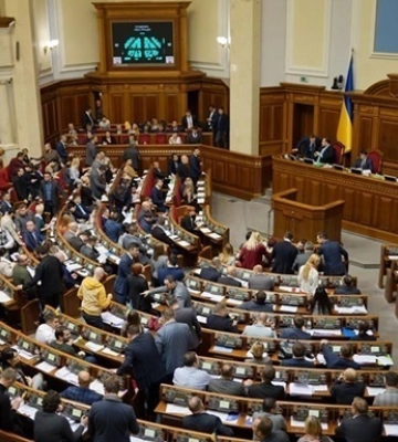 Большинство украинцев хотели бы сменить ВР после победы - опрос