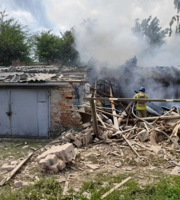 На Сумщині рятувальники ліквідували пожежі в житловому секторі та на відкритій території, спричинені ворожим ударом