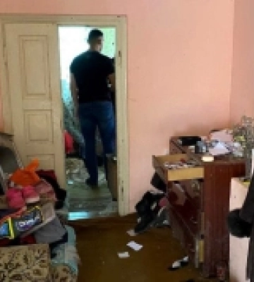 Жителька Рівненщини знайшла в хаті матері... невідомого сплячого чоловіка