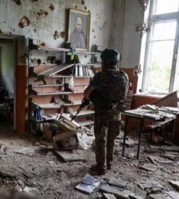 На поврежденной стене. В разрушенной библиотеке освобожденного Благодатного в Донецкой области уцелел портрет Шевченко