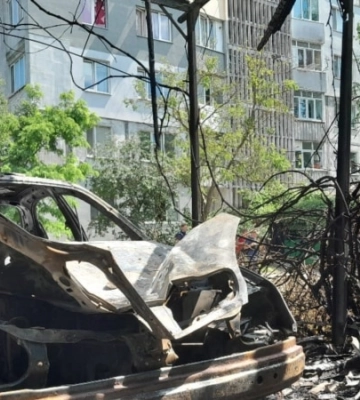 Росіяни вкотре атакували Херсон: рятувальники показали наслідки обстрілу