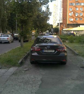 За що у Дніпрі штрафують власника авто, а не на водія. 5 фото з місць події