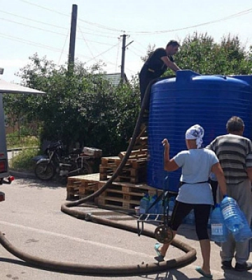 На Дніпропетровщині рятувальники продовжують підвозити воду для населення