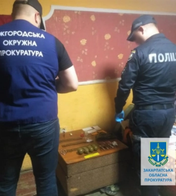 Зберігали вдома десятки згортків з психотропами для збуту та боєприпаси: подружжю з Великого Березного обрали запобіжний захід