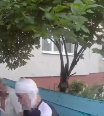 Рівненські патрульні повз натовпу рівнян не проїхали, а допомогли (ВІДЕО)