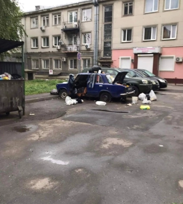 У покинутому автомобілі в Луцьку безхатьки облаштували «нічліг»