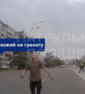 У Києві затримали чоловіка, який ходив по вулиці з ножем та погрожував патрульним. Відео