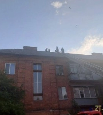 У Бердичеві поліцейський врятував жінку, яка мала намір стрибнути з даху. ВІДЕО