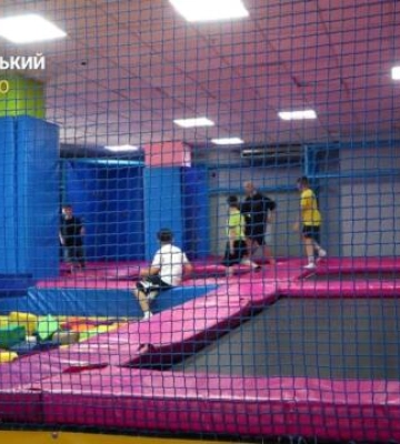 У Кропивницькому дитина впала з батута у розважальному центрі (відео)