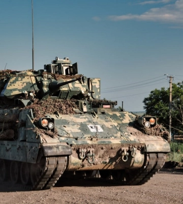 Украинские военные показали, как M2 Bradley уничтожает танки с помощью ракетного комплекса TOW-2