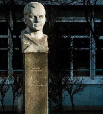В Києві демонтували  пам'ятник Гагаріну