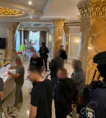 На Дніпропетровщині &quot;накрили&quot; ОЗГ, що підпільно виробляла до 500 тонн фальшивого пального на місяць (ВІДЕО)