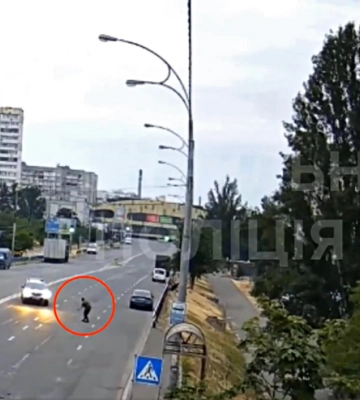 У Києві патрульні затримали неадеквата, який в комендатську годину кидався на правоохоронців з ножем (ВІДЕО)