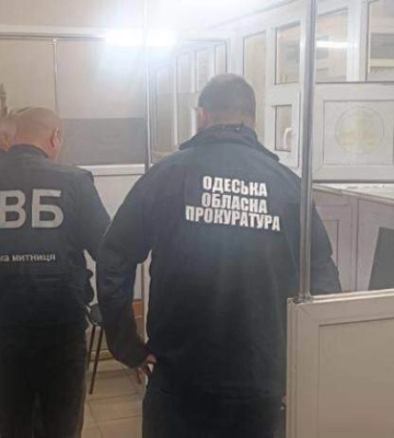 Обіцяв безперешкодне розмитнення автівок для біженців: на Одещині держінспектор митниці «піймався» на хабарництві