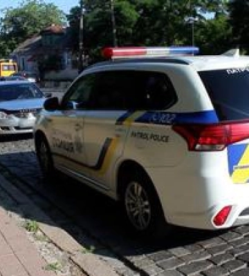 Переходили дорогу в недозволеному місці: у Полтаві дитина потрапила під колеса легковика