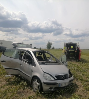 На Березнівщині з дороги злетів легковик: троє потерпілих