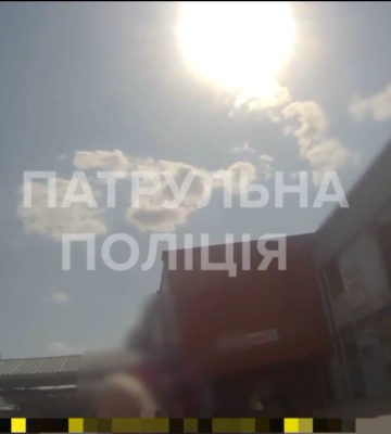 Приїхав у кіно та загубився: У Луцьку патрульні допомогли 11-річному хлопчику знайти рідних