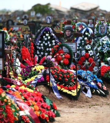 В Мелитополе рекламу службы по контракту разместили на фоне &quot;Ритуальных услуг&quot; 