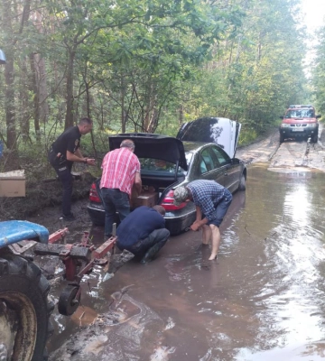 На Сарненщині рятувальники спільно з поліцейськими розшукали іноземного громадянина, що заблукав у лісі